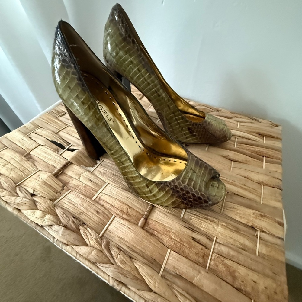 BCBGirls Green Heels Elegant Design